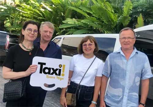Van de pasajeros con la marca de Taxi Riviera Maya